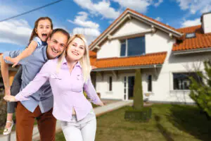 familia feliz comprando casa en neiva